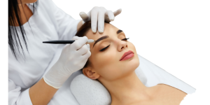 moça pintando sobrancelha